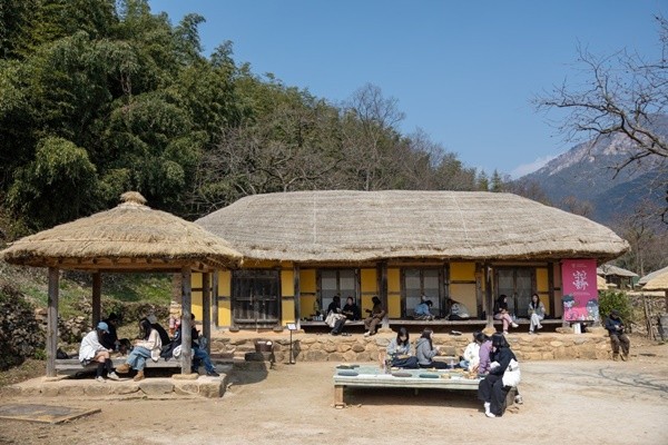 낙안풍류 참석자들이 팔진미도시락을 즐기고있다