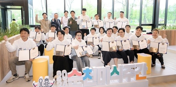 지난해 미식주간을 맞아 네이버 등에서 평점이 높은 20개 업소를 초청해 인증서와 인증패를 증정했다