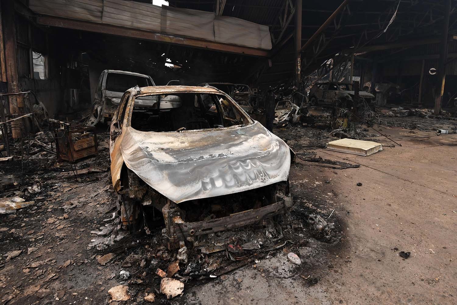 경북 의성산불이 강풍을 타고 영덕군으로 확산된 26일 오전 화마가 지나간 영덕읍에 있는 자동차 정비업체 곳곳에는 불에 탄 자동차들이 남아있다. / 뉴스1