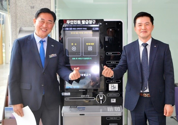 좌측부터 김한종 장성군수, 윤영일 한국농어촌공사 장성지사장