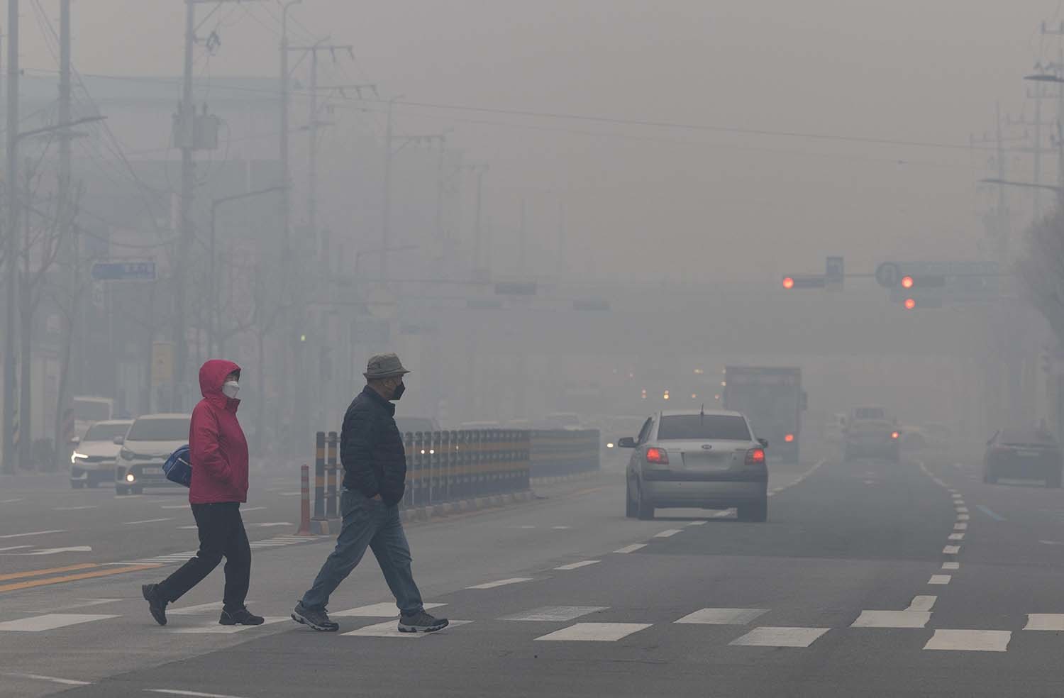 전국 곳곳에 산불이 이어지고 있는 27일 오전 경북 안동시 시내가 산불 연기와 안개로 뿌옇게 보이고 있다.  / 뉴스1