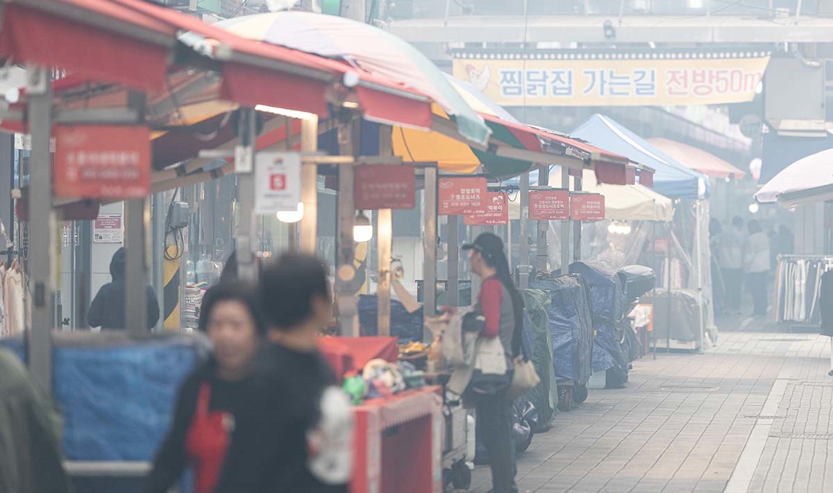 의성 산불이 이어지고 있는 26일 오후 경북 안동시 서부동 안동구시장 노점상들이 대부분 영업을 하지 않고 있다. / 뉴스1