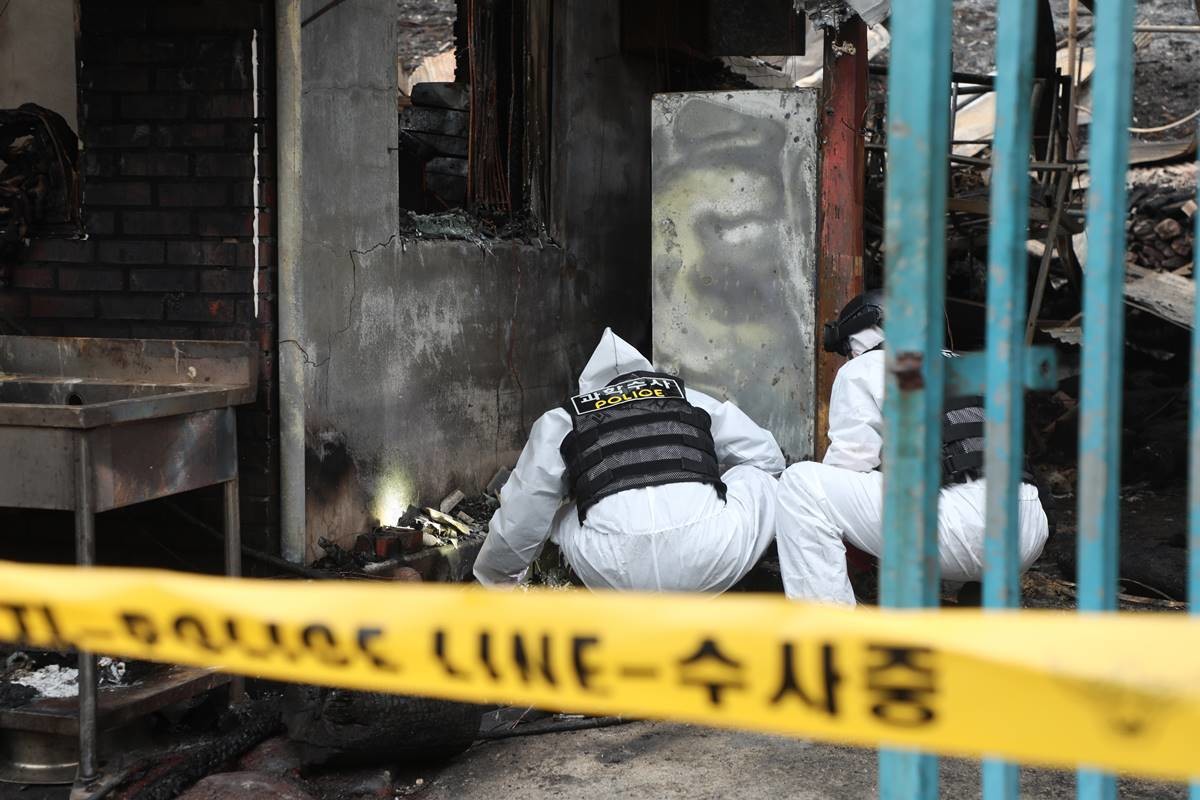 27일 전북자치도 무주군 부남면 한 주택에서 과학수사대가 화재 발생 현장 감식을 하고 있다 / 뉴스1