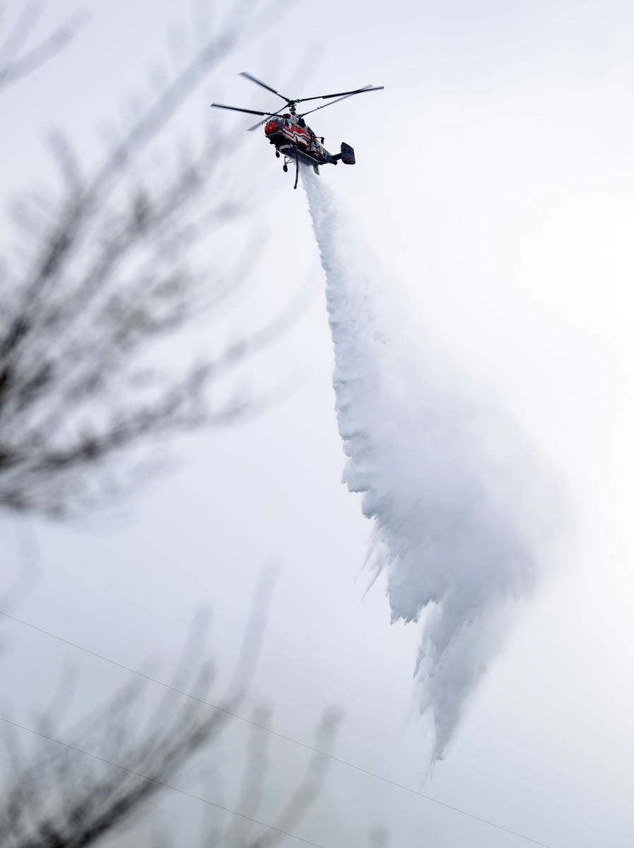 27일 전북자치도 무주군 부남면 일원 야산에서 산림청 헬기가 산불지연제를 투하하며 산불 진화를 하고 있다 / 뉴스1