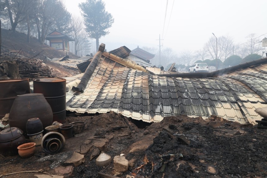 산불로 폐허가 된 법성사 건물 / 연합뉴스