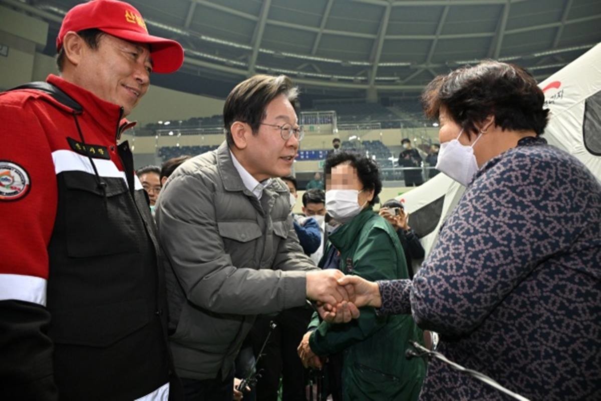 이재명 대표의 안동 이재민 대피소 방문에서 웃음을 짓고 있는 권기창 안동시장/연합