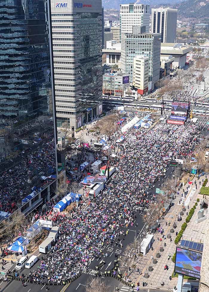 윤석열 대통령 지지자들과 자유통일당 등 보수단체 회원들이 29일 오후 서울 중구 세종대로와 태평로 일대에서 윤 대통령에 대한 탄핵 기각 및 각하를 촉구하며 집회를 하고 있다. / 뉴스1