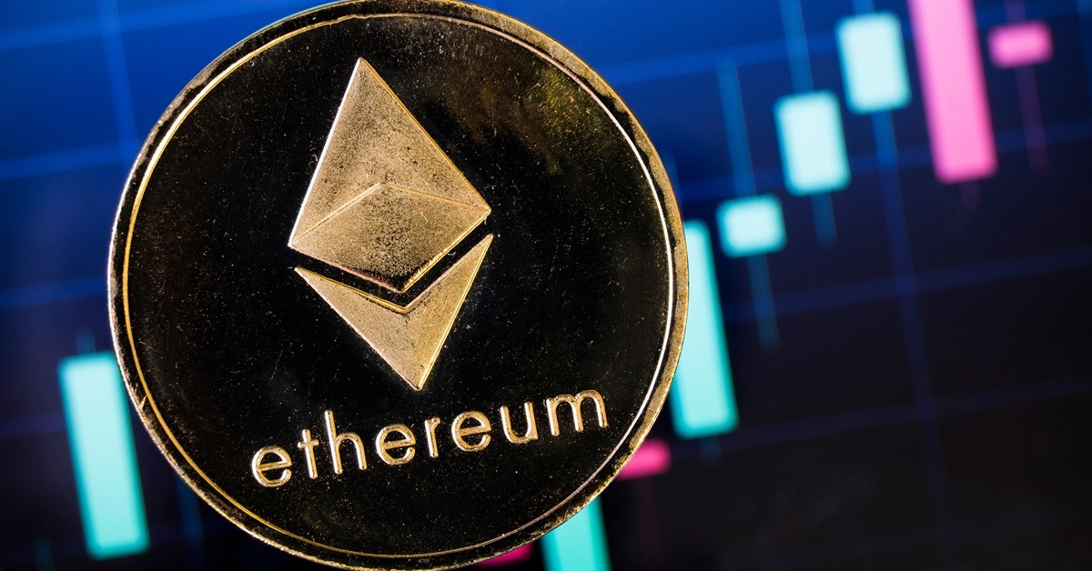 암호화폐(가상자산·코인) 이더리움(ETH) 주화 및 상승 그래프 이미지 / mk1one-shutterstock.com