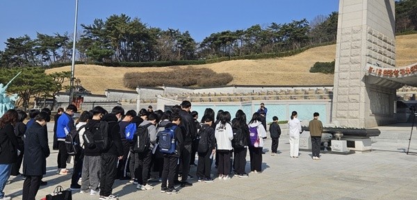 민주묘지에서 참배 중인 광주동산초 학생들 모습