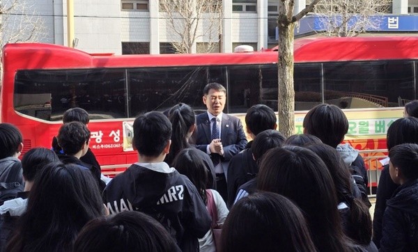 출발을 앞두고 5.18 민주화 운동의 의의를 설명하는 이정선 교육감
