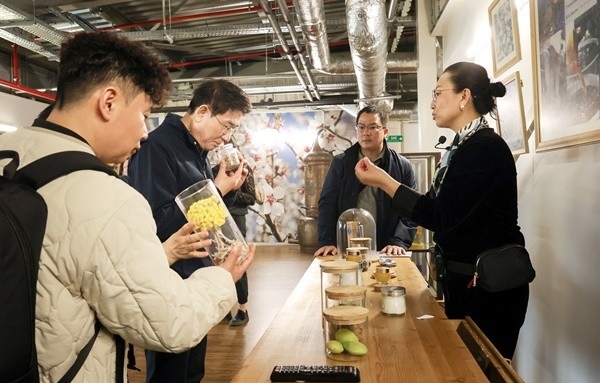 프랑스 프로방스 지역에 있는 록시땅 본사를 방문해 공장을 시찰하고 있다