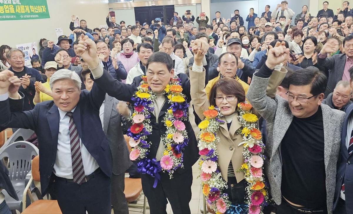 4·2재보궐선거에서 당선된 정철원 조국혁신당 담양군수 후보가 2일 오후 전남 담양군 담양읍 선거사무소에서 지지자들과 함께 기쁨을 나누고 있다. / 정철원 후보 캠프 제공