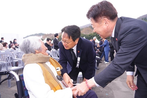 강기정 광주광역시장이 3일 오전 제주4·3평화공원에서 열린 ‘제77주년 4·3희생자 추념식’에 참석해 4·3희생자 고 양천종씨의 딸 양두영 어르신을 위로하고 있다. /광주광역시 제공