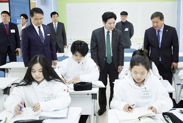 김대중 전남교육감이 전남생명과학고 외국인 유학생 수업을 참관하고 있다.