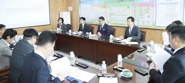 김대중 전남교육감과 전남생명과학고 교육가족들이 친환경 농업 마이스터고 교육 내실화 방안을 논의하고 있다.