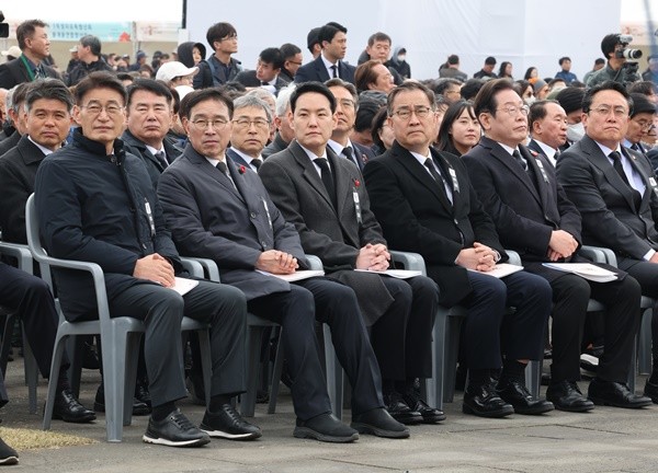 이정선 광주광역시교육감이 3일 제주 4·3평화공원에서 열린 4·3희생자 추념식에 참여해 타 귀빈과 함께 행사를 바라보고 있다. /광주광역시교육청