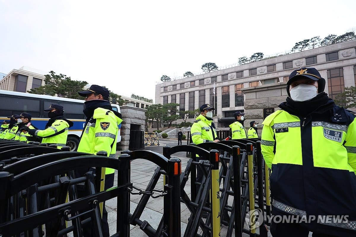윤석열 대통령 탄핵심판일인 4일 서울 종로구 헌법재판소 앞에 경찰들이 경계 근무를 서고 있다. / 연합뉴스