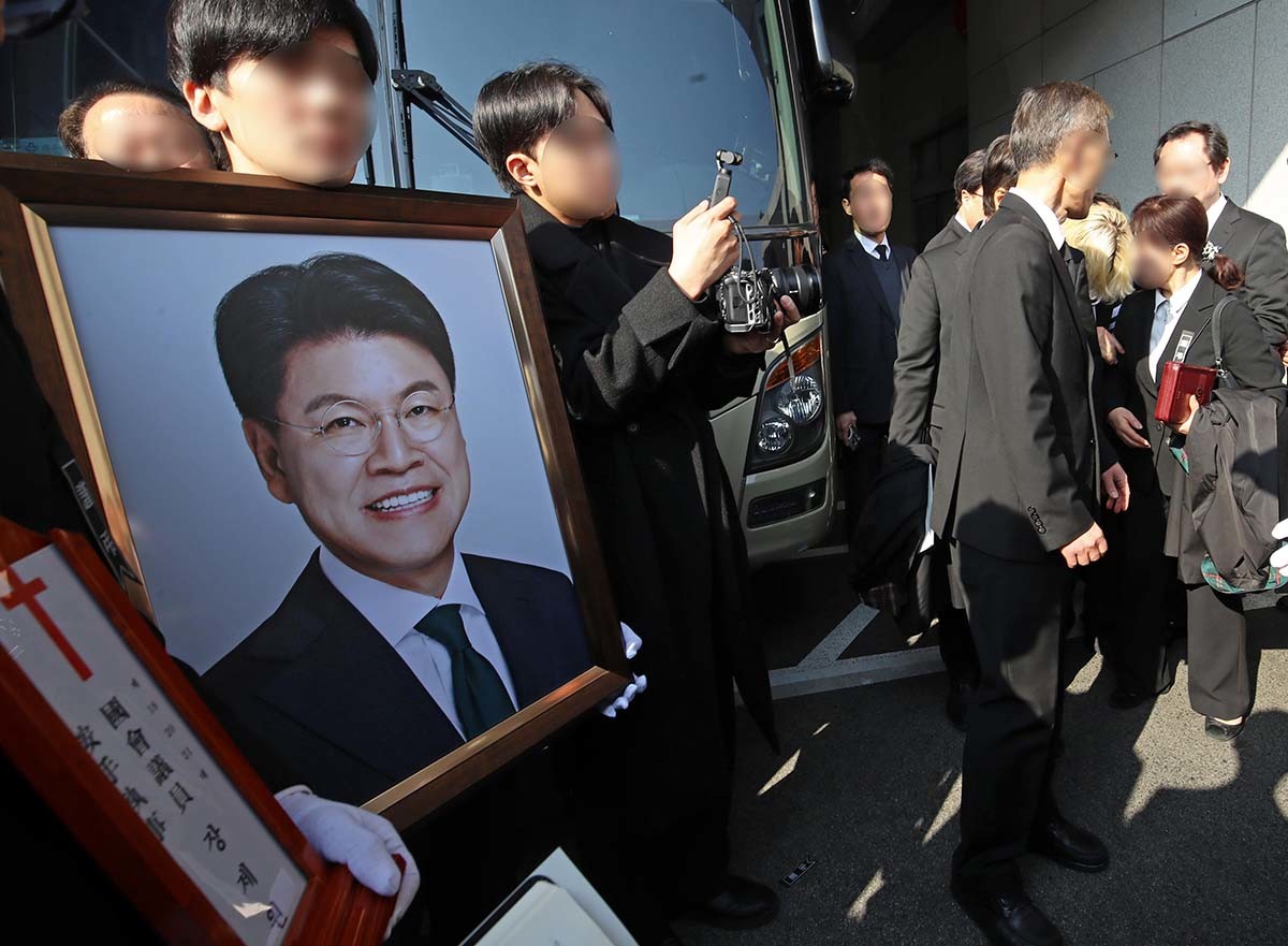 4일 오전 부산 해운대백병원 장례식장에서 엄수된 고(故) 장제원 전 국민의힘 의원의 발인식에서 고인의 영정과 위패가 운구차로 향하고 있다. / 뉴스1