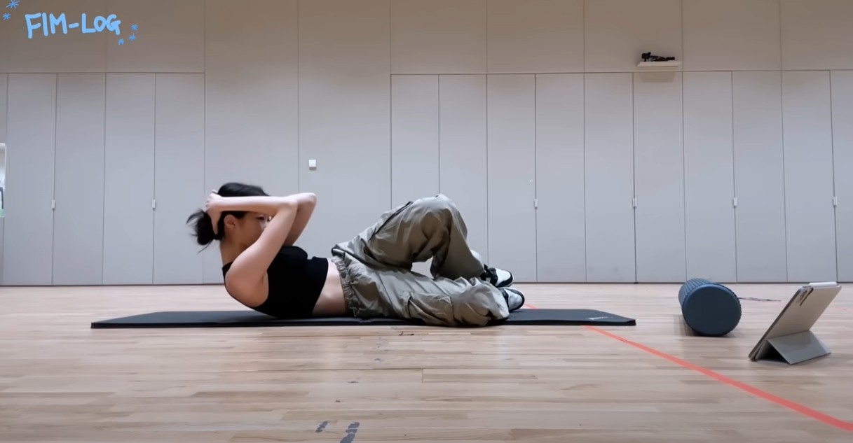 '사이드 크런치'를 하고 있는 카즈하 / 유튜브(@LESSERAFIM_official) 캡처