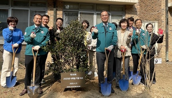 광주서부교육지원청이 지난 3일 유덕중에서 식목일을 맞아 화단 가꾸기를 실시했다. /광주광역시교육청 제공