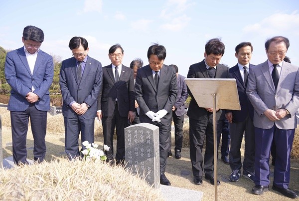 강기정 광주광역시장이 4일 오후 북구 국립 5‧18 민주묘지를 찾아 광주시 간부, 공사‧공단 대표, 출자‧출연기관장 등과 ‘긴급 현장 간부회의’에 앞서 문재학 열사 묘를 참배하고 있다./광주광역시 제공