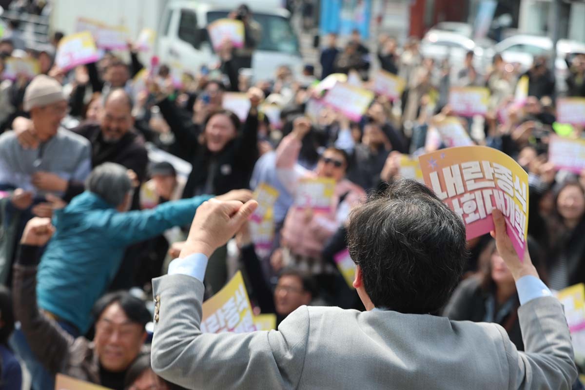 4일 제주시 이도이동 제주시청 앞에 모인 시민들이 윤석열 대통령의 탄핵심판 선고 생중계를 지켜보다 파면이 선고되자 환호하고 있다. / 뉴스1