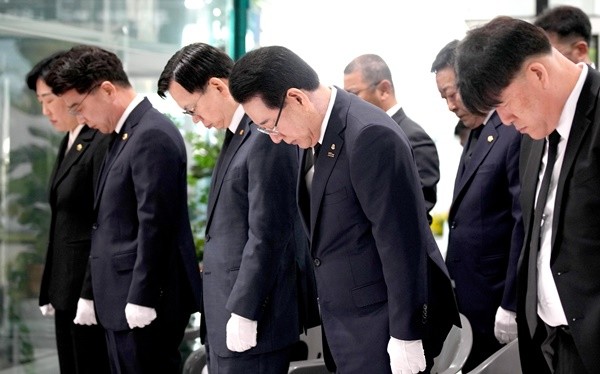 김영록 전라남도지사(왼쪽 두 번째)가 5일 무안국제공항에서 열린 ‘12.29 제주항공 여객기 참사 100일 추모제’에서 묵념하고 있다.