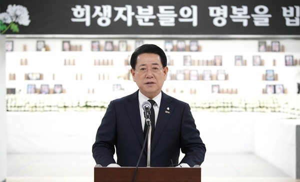 김영록 전라남도지사가 5일 무안국제공항에서 열린 ‘12.29 제주항공 여객기 참사 100일 추모제’에서 추모사를 하고 있다.