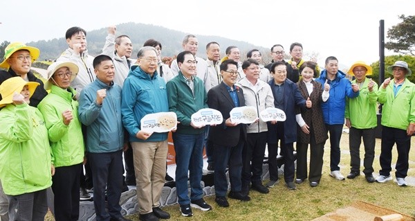 전남 완도군은 5일 ‘2025 청산도 슬로걷기 축제’를 개막식을 개최했다. 이날 참석자들이 기념촬영을 하고 있다.