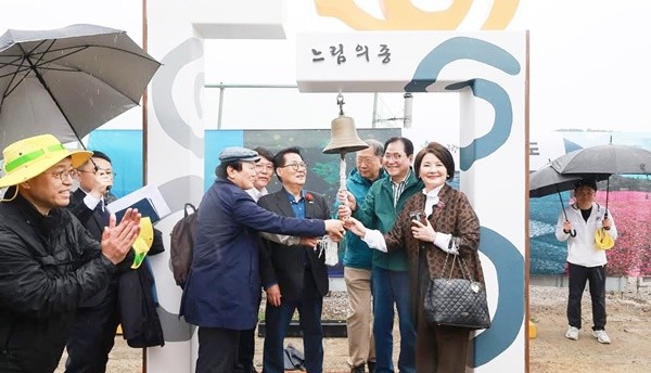 2025 청산도슬로걷기축제에 참석한 신우철 완도군수,박지원 국회의원,전원일기 복길이 엄마로 유명한 김혜정 배우등 참석자들이 느림의종에서 기념촬영을 하고 있다.