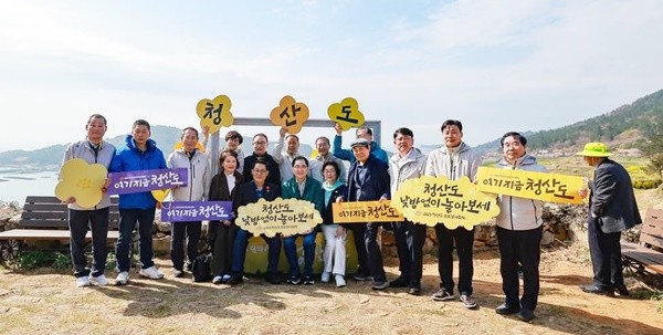 2025 청산도슬로걷기축제에 참석한 신우철 완도군수,박지원 국회의원,전원일기 복길이 엄마로 유명한 김혜정 배우등 참석자들이 기념촬영을 하고 있다.