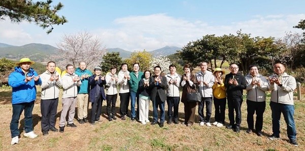 2025 청산도슬로걷기축제에 참석한 신우철 완도군수,박지원 국회의원,전원일기 복길이 엄마로 유명한 김혜정 배우등 참석자들이 기념촬영을 하고 있다.