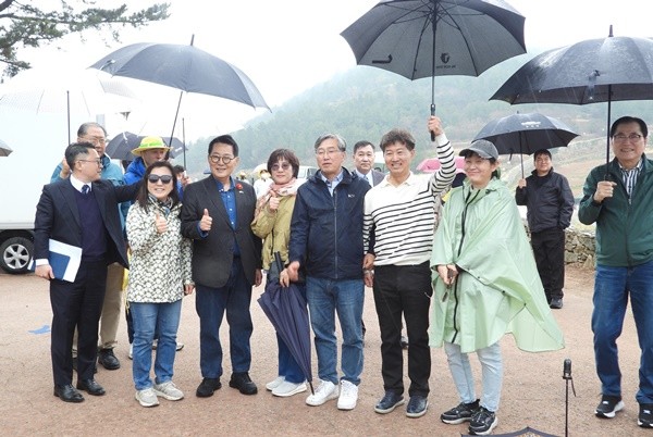 박지원 국회의원에 청산도를 방문한 관광객들과 기념촬영을 하고있다.