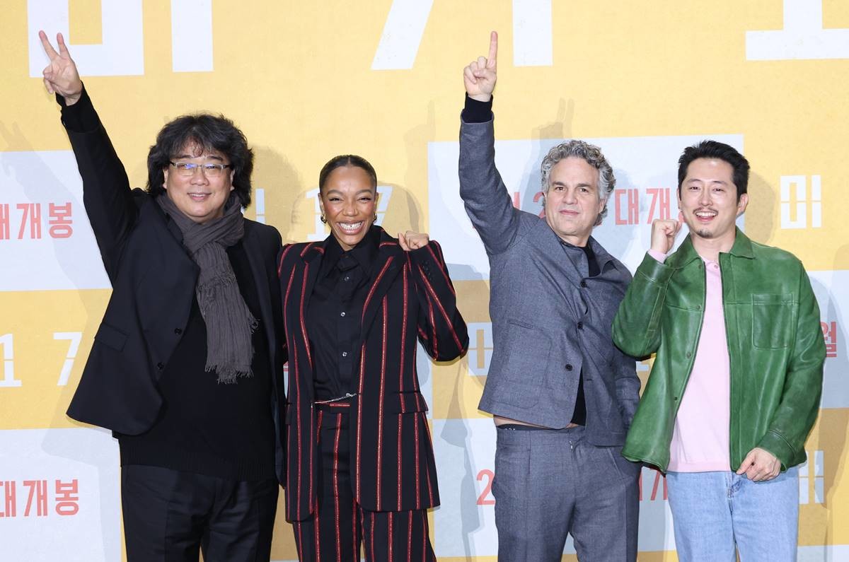 봉준호 감독(왼쪽부터)과 배우 나오미 애키, 마크 러팔로, 스티븐 연이 지난 2월 20일 서울 강남구 코엑스 메가박스에서 열린 영화 '미키17'(감독 봉준호) 내한 기자간담회에 참석해 포즈를 취하고 있다. '미키17'은 위험한 일에 투입되는 소모품(익스펜더블)으로, 죽으면 다시 프린트되는 ‘미키’(로버트 패틴슨 분)가 17번째 죽음의 위기를 겪던 중, 그가 죽은 줄 알고 '미키 18'이 프린트되면서 벌어지는 예측불허의 이야기를 그린 작품이다 / 뉴스1