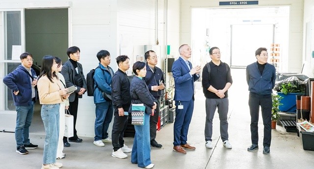 덴마크에 위치한 ‘아그로 푸드파크’에 방문하여 관계자로부터 농식품산업에 대한 설명을 듣고 있다.