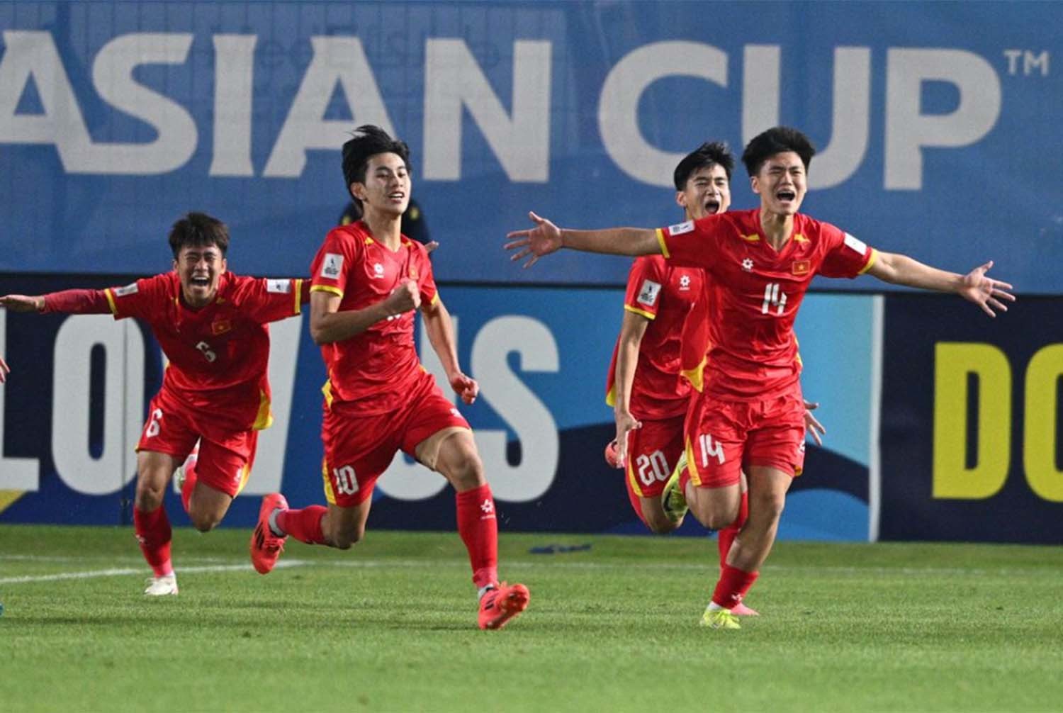 일본을 상대로 골을 넣은 베트남 선수가 기뻐하고 있다. /    아시아축구연맹(AFC) 홈페이지 캡처