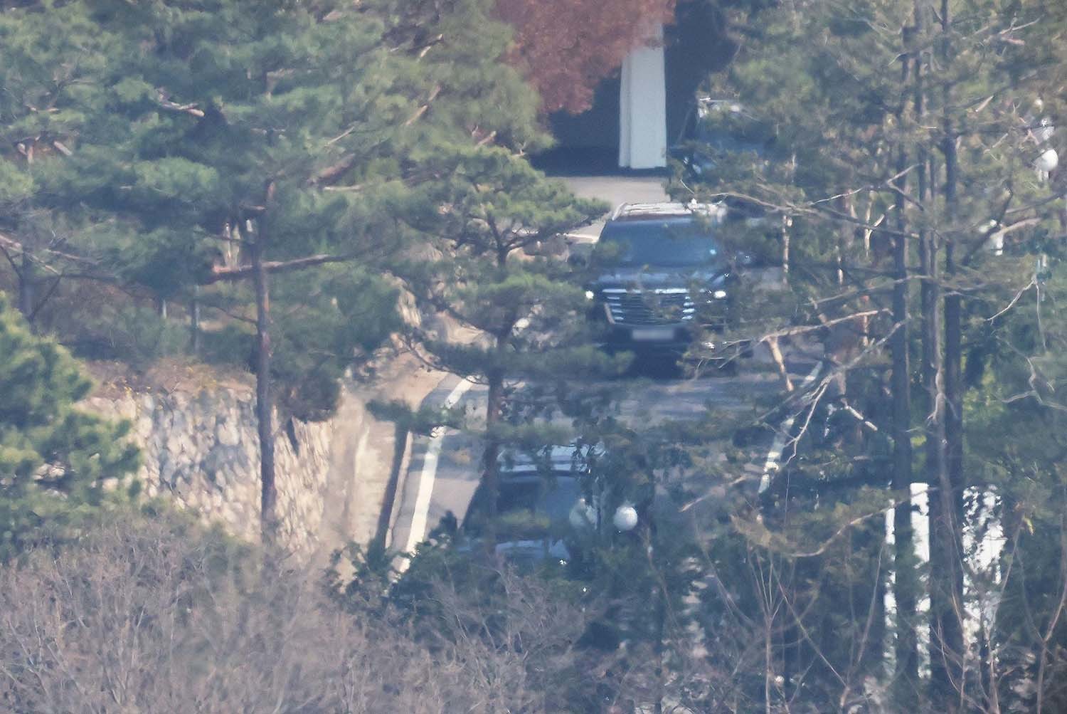 서울 용산구 한남동 대통령 관저. 경호 차량들이 이동하는 모습을 담은 지난 1일자 뉴스1 사진이다.