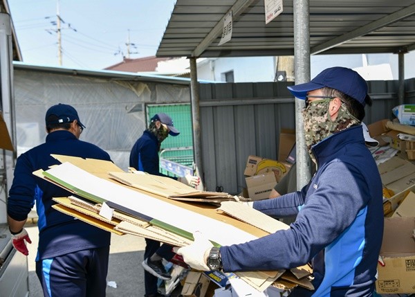 공군 제1전투비행단은 8일 광주광역시 광산구 하산동·유계동 일대를 찾아 환경정화 활동을 실시했다. 장병들이 마을 청소를 진행하며 폐박스를 수거하고 있다. (사진 = 하사 김시현)
