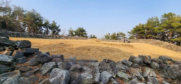 벌들이 모여있는 형국을 한 봉암산성