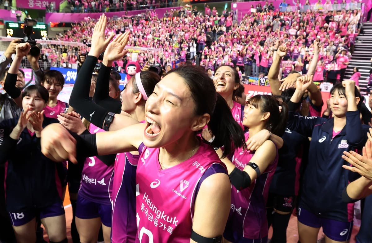 8일 오후 인천시 부평구 삼산월드체육관에서 열린 도드람 V리그 여자부 챔피언결정전 5차전 흥국생명과 정관장의 경기에서 통합우승을 차지한 흥국생명 선수단이 환호하고 있다. / 뉴스1
