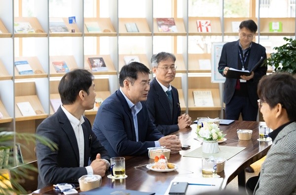 광주시교육청이 9일 본청 북카페에서 민주시민교육팀과 사학정책팀 등 소속 직원 10명이 이정선 교육감과 소통의 시간을 가졌다. 이정선 교육감이 이날 민원베스트로 선정된 민주시민교육팀 선연택 장학사와 사학정책팀 주진웅 장학사 등 직원들을 격려하고 있다. / 광주광역시교육청