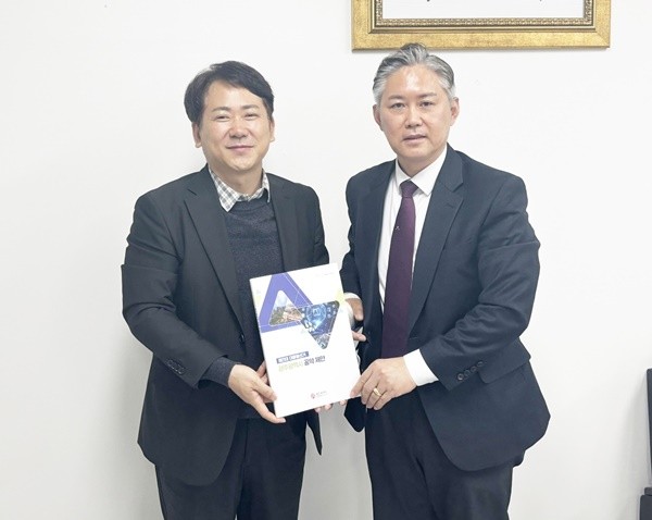 이상갑 광주광역시 문화경제부시장은 9일 오전 국민의힘 광주시당을 찾아 광주시 대선공약 보고서를 전달하고 반영을 적극 건의했다./광주광역시 제공