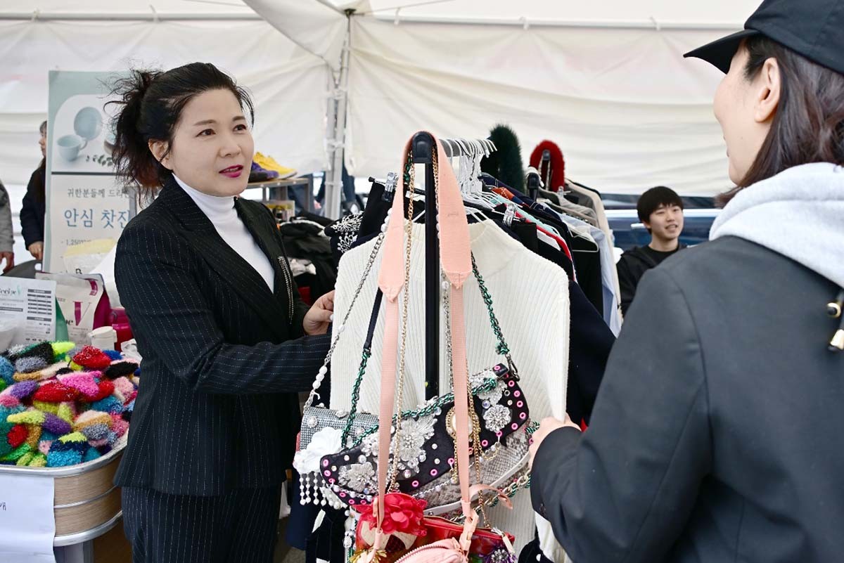 9일 서울 중구 청계광장에 마련된 '2025년 장애인생산품 전시·홍보장터'에서 황지선 마운틴무브먼트 스토리 대표가 제품을 설명하고 있다. / 한국장애인직업재활시설협회 제공