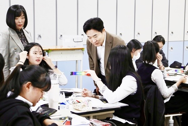 김대중 교육감이 부영여자고등학교 학생들의 수업을 참관하고 있다.
