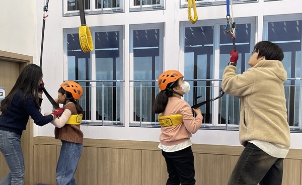 지난해 학생들이 광주학생교육원 본량안전체험관에서 완강기 체험을 하고 있다/광주시교육청 제공