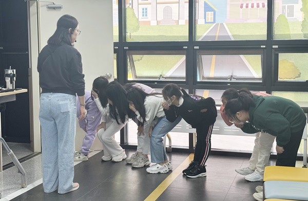 지난해 학생들이 광주학생교육원 본량안전체험관에서 화재대피 체험을 하고 있다/광주시교육청 제공