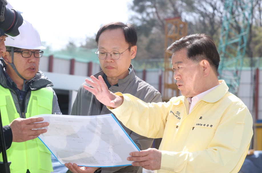 박승원 광명시장이 신안산선 공사 현장을 방문해 점검하고 있다. / 광명시