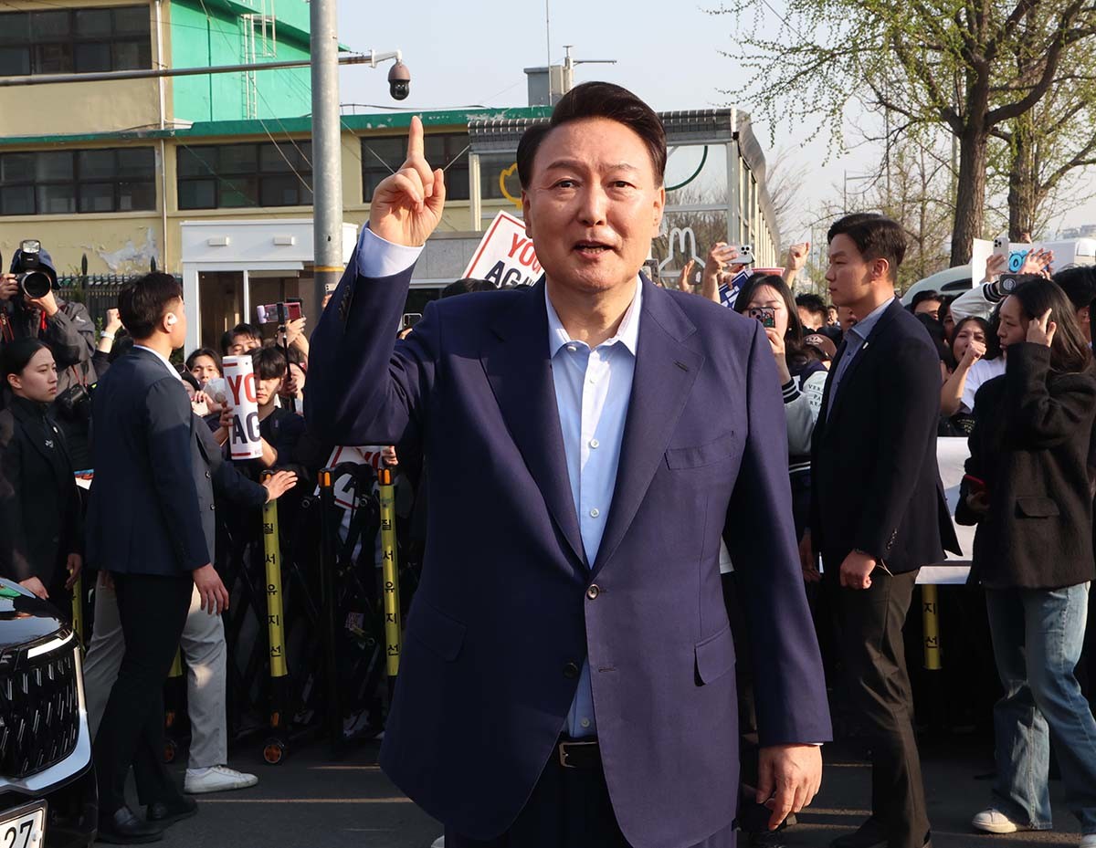 윤석열 전 대통령이 파면 결정 후 일주일 만인 11일 오후 서울 용산구 한남동 대통령 관저를 떠나기 앞서 정문 앞에서 지지자들에게 인사를 하고 있다. (공동취재)