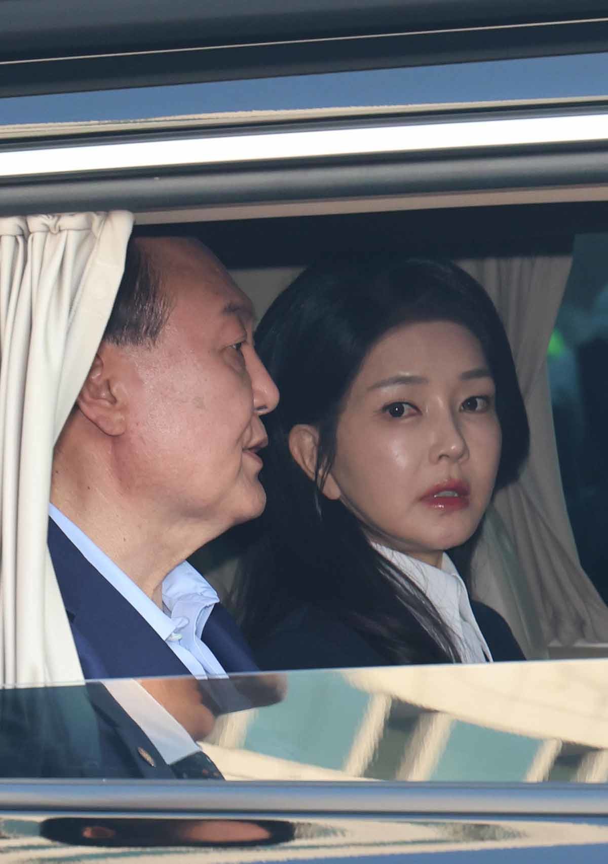 윤석열 전 대통령과 김건희 여사가 헌법재판소 파면 결정 후 일주일 만인 11일 오후 서울 용산구 한남동 대통령 관저를 떠나고 있다. /뉴스1(공동취재)