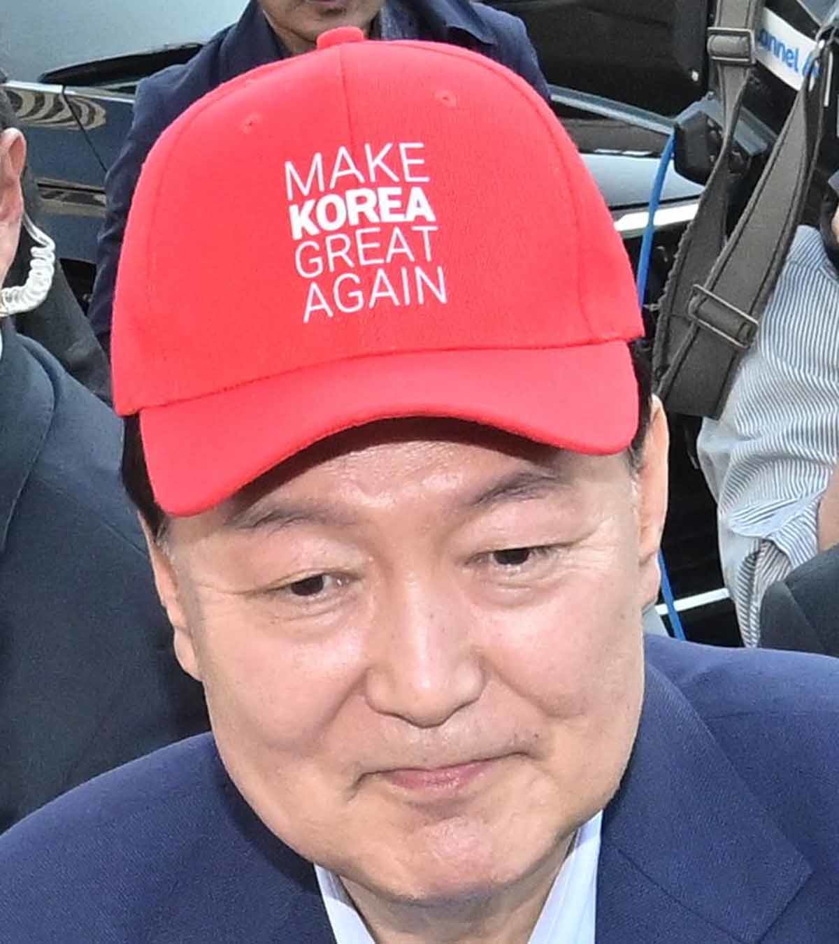 윤석열 전 대통령이 11일 오후 서울 용산구 대통령 관저에서 나와 지지자들과 인사하고 있다. / 뉴스1 (공동취재)